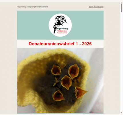 Afbeelding van de 'bovenkant' van de donateursnieuwsbrief van de Fûgelhelling. Bovenin een blauwe achtergrond met het logo van de Fûgelhelling: een tekening van een steenuil. Daaronder de tekst: Donateursnieuwsbrief 1 - 2026. Onder deze titel een foto van vijf jonge vogeltjes in een 'nestje': een gehaakt mutsje. Ze hebben hun snaveltjes open.