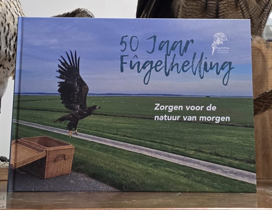 Boek met foto van wegvliegende zeearend. Tekst: 50 Jaar Fûgelhelling, zorgen voor de natuur van morgen.